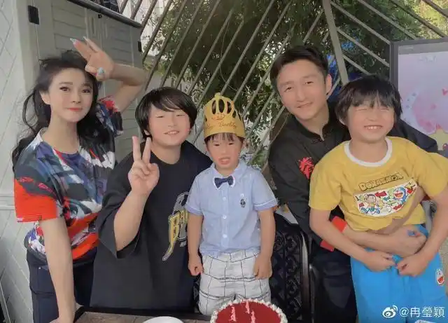 邹市明一家五口幸福同框!冉莹颖为儿子温馨庆生,皮肤状态惹人羡