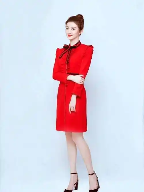 一袭红色连衣裙踩黑色高跟鞋秀美腿_网友_春晚_舞台