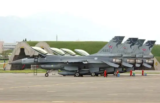 图文:台湾空军f-16地面编队_新浪军事_新浪网