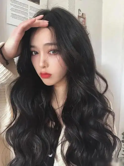 的发型是什么呢,那一定就是黑长直了,在以前很少会有姐妹们去烫头发