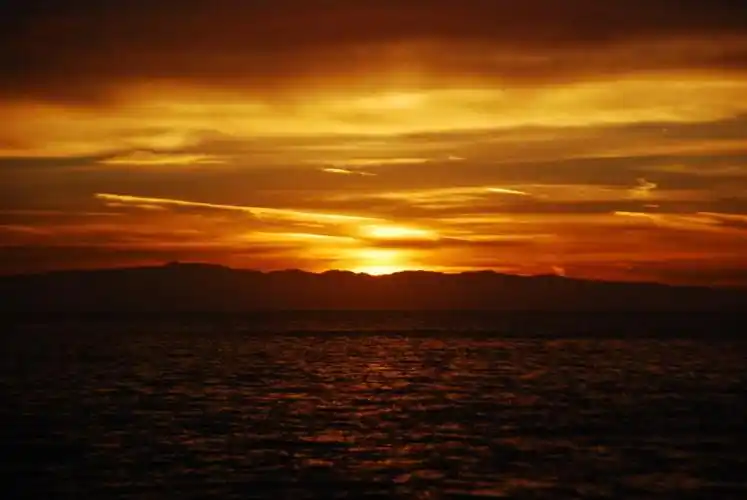 sunset,sun,water,sunlight,sunshine,scenic,beach