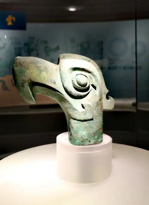 青铜神鸟头