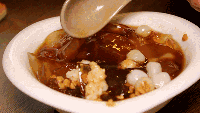 一下是不是真正的冰粉爱好者咯~甜到心坎的红糖,加上醪糟山楂葡萄干