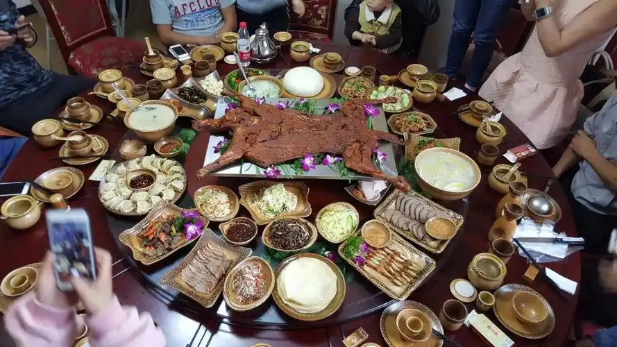 烤全羊宴席开吃了