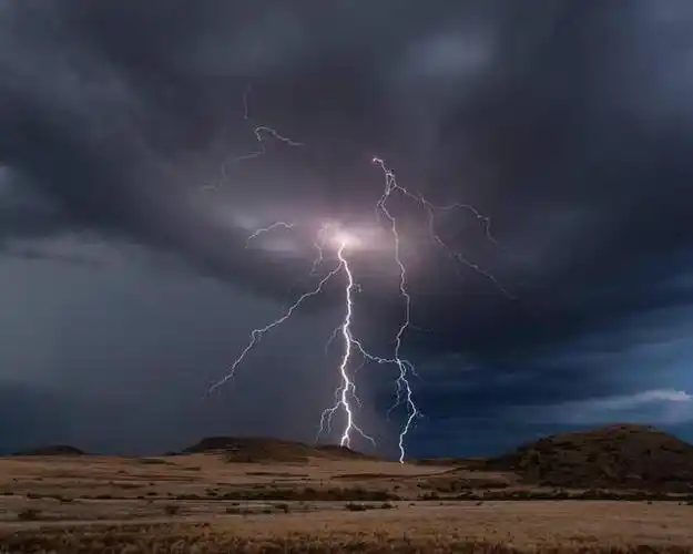 在我们日常生活中我们常常可以见到下大雨的时候天空中会打雷.
