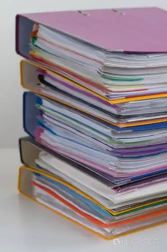 照片 几个彩色文件夹, 其中的文件堆积在桌子上的一堆.特写.jpg