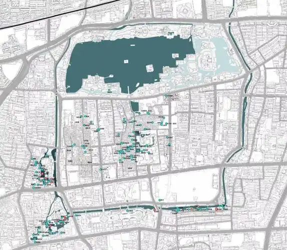 济南古城及周边有四处泉群,其中趵突泉,黑虎泉和五龙潭的泉水喷涌如