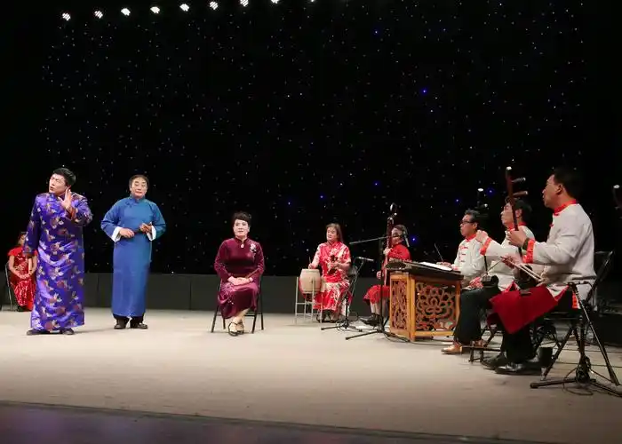 潞城鼓书走进潞安剧院为市民表演