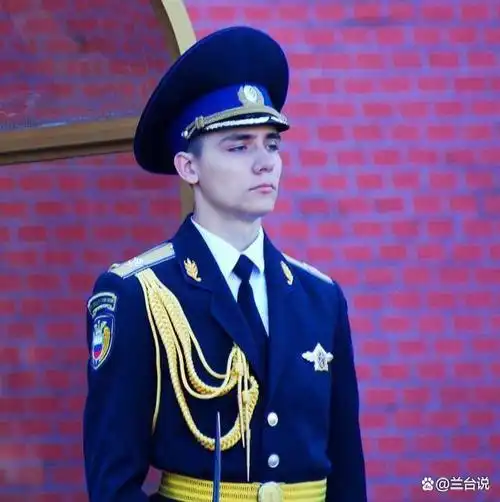 为什么俄罗斯军装会选择硕大醒目的大檐帽造型