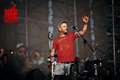 没错,这就是rock的标准手势,你们记住了吗?