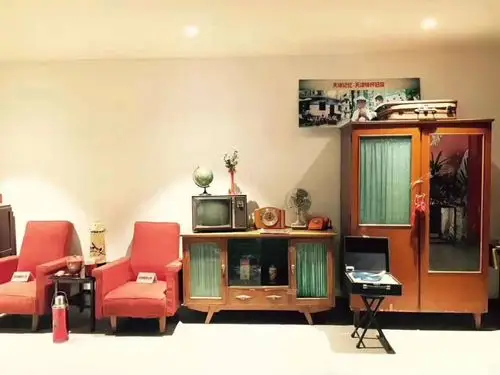 人物大房子老何从时光里来到生活中去