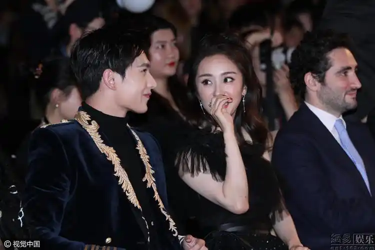 杨幂露香肩秀锁骨与杨洋互动不时遮嘴笑