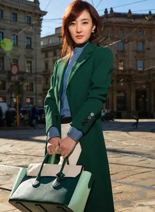 看明星街拍这个元旦你最想买哪一款