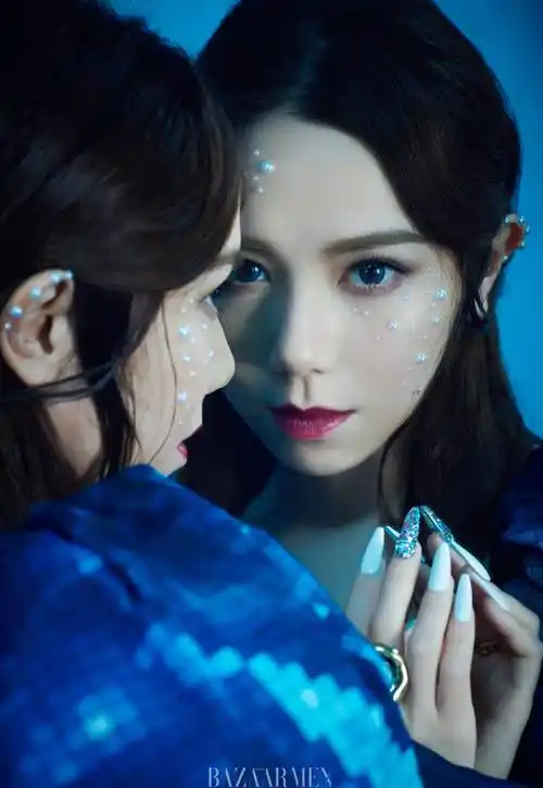 邓紫棋活动大片,和采访中的淡妆模样,一对比简直是判若两人,一个霸气