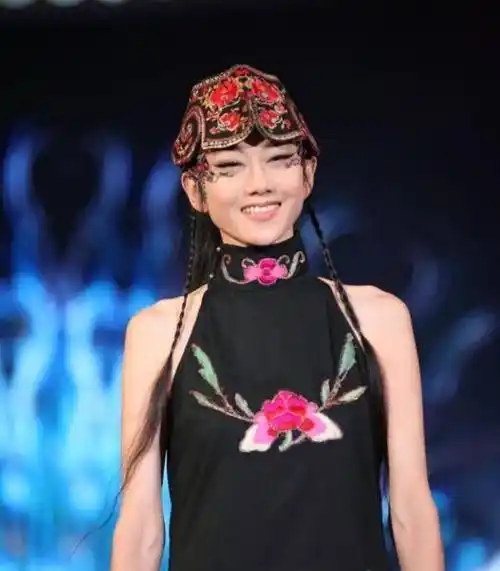 杨丽萍又惹争议,衣服疑似是画上去的,身体纹路被看得一清二楚!