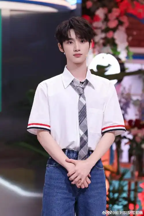 丁程鑫鳄鱼水枪#丁程鑫《你好星期六》最新剧照来啦~手捧鳄鱼水峭玩