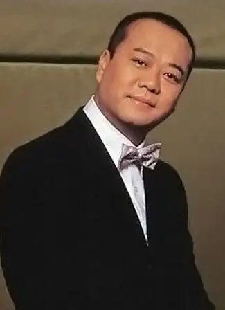 身高180cm,是香港无线艺员训练班第11期的学员之一,毕业之后便成为了