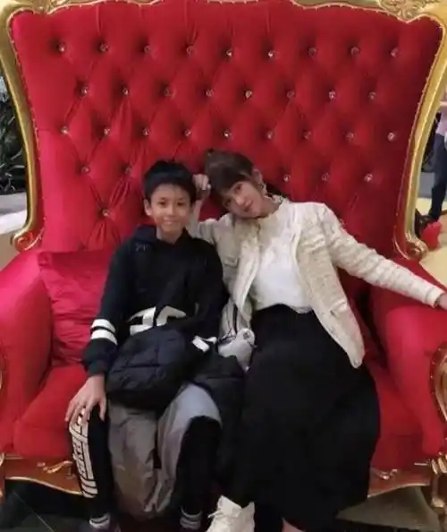 婚后过了七年,两人才生下儿子陈洋溢.