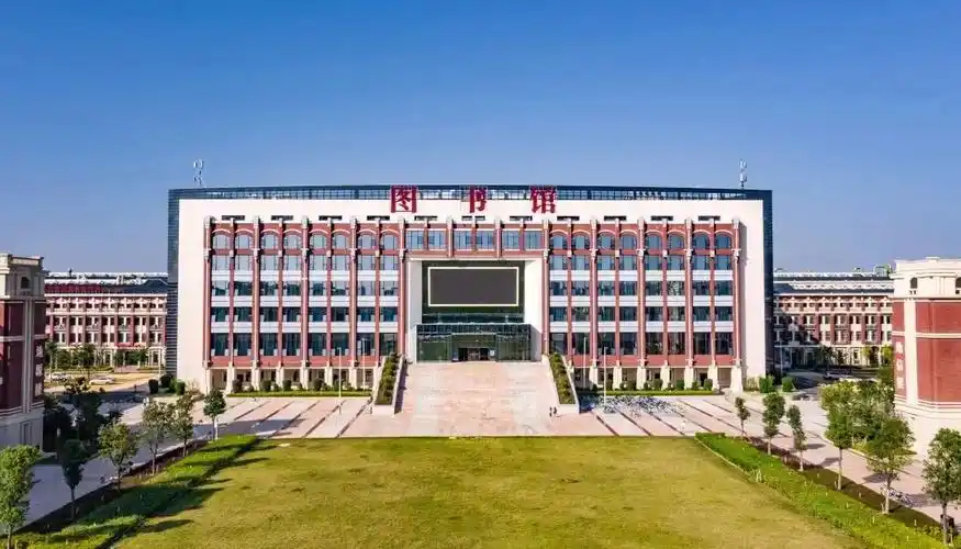 初春的晨曦撒满校园,微风渐暖,送来繁花绿荫,让我们在南宁师范大学来