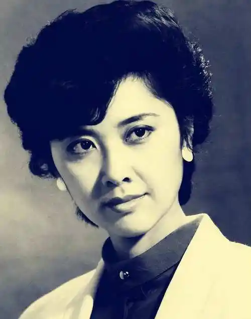 "东方美人"朱琳:28岁嫁初恋,携手43年,71岁没孩子也幸福