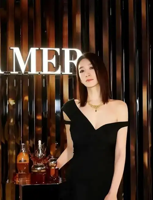 "冻龄"美女李小冉,再次为内衣代言,尽显火辣身材|林志玲|关晓彤|娱乐