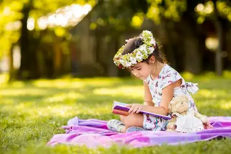 小女孩读书图片