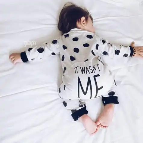 萌可爱的撅屁股睡觉的小宝宝的唯美摄影图片,好想上去捏一下哦,一定很