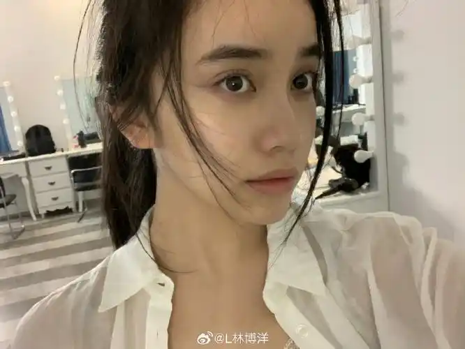 还发布了当时的现场图和角色照片,并且感谢了导演张艺谋和所有观众,真