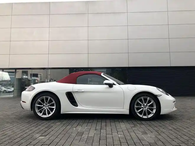 21款保时捷718敞篷版 深受名媛的喜爱