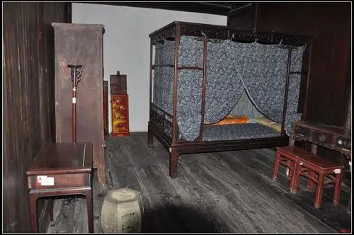 古代大户人家看来都是分房睡的,老爷有个三房五妾的,只好各自房间居住