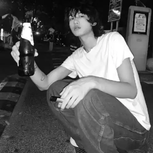 不约而同旳想念和在乎,男生头像侧脸伤感黑白图片