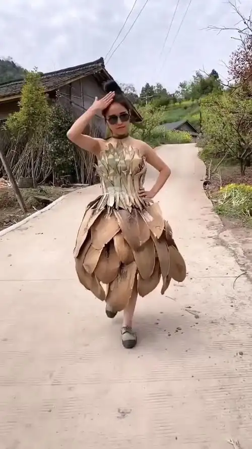 引领时尚潮流,树叶也可以当衣服穿!