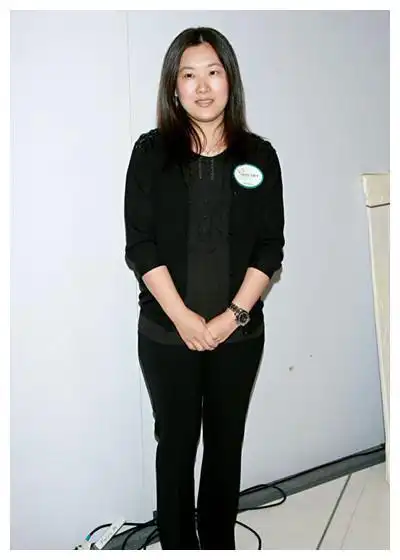 39岁伏明霞与36岁郭晶晶看演出一个高贵典雅一个土气大妈