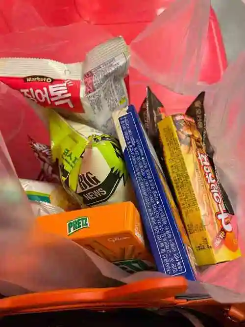 打分 终于来了,买了一堆零食,韩国学生挺多的