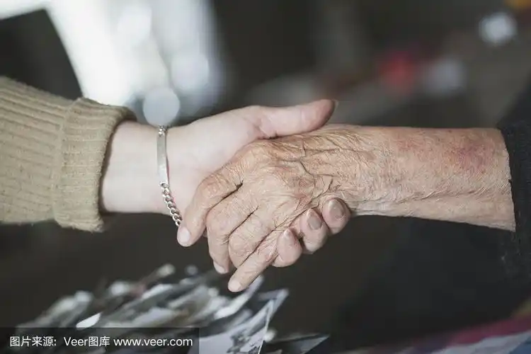 女儿牵着老母亲的手