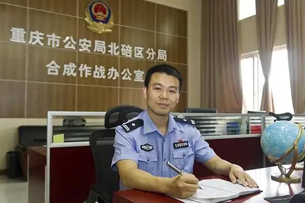 重庆36岁刑警队长近身肉搏抓吸毒嫌犯也带流浪者回家