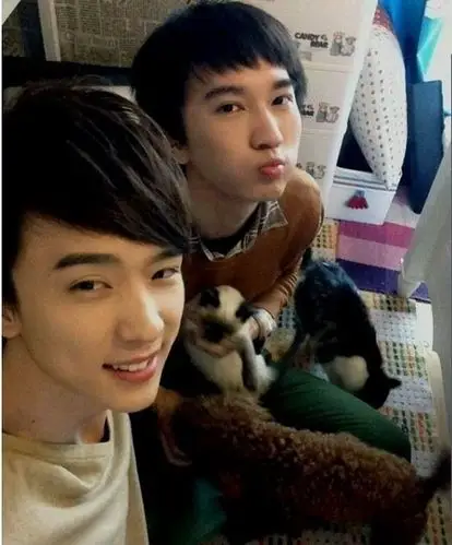 沈肯尼:-上周还在说,记得第一次见面的时候也是这几天,那时候都可以穿