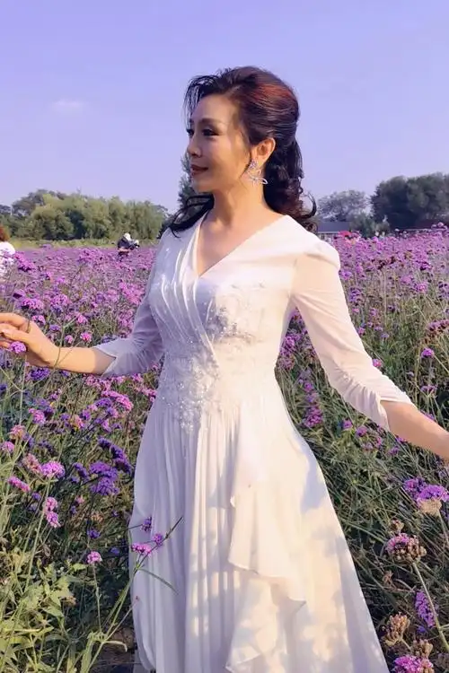 57岁李丹阳近照似冻龄,穿收腰裙凹凸有致,至今未婚没孩子成遗憾