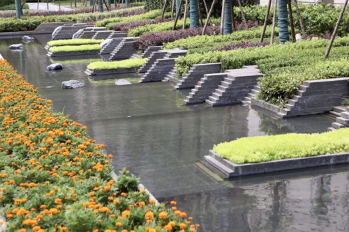 由高至低,随着水景行进,可达到移步异景景观效果