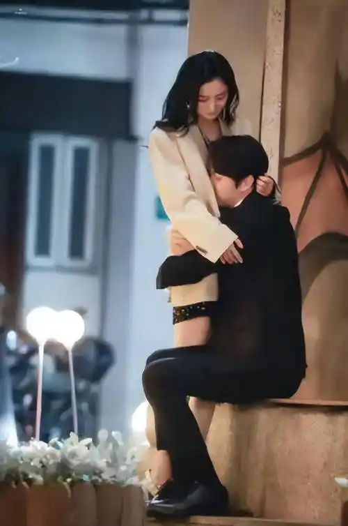 杨幂甚至被抱到无法站直,双峰还被许凯埋胸的动作压到变形,不仅如此