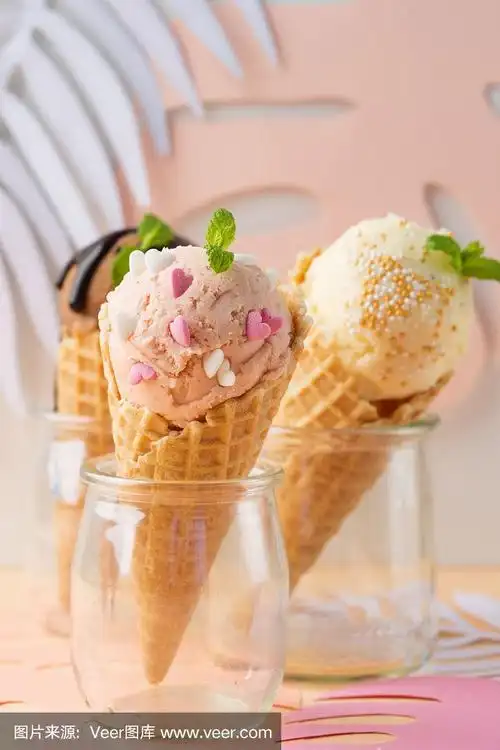 草莓,香草,巧克力冰淇淋的华夫蛋筒