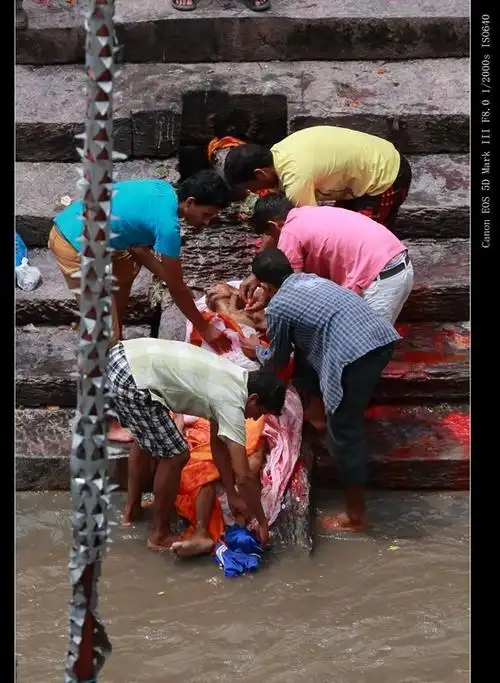 尼泊尔烧尸庙全过程记录--展现生命的轮回