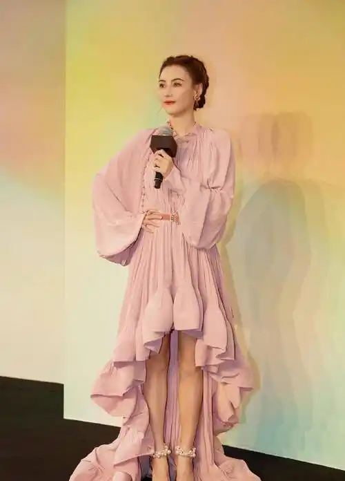 张柏芝不愧是"67最美辣妈",粉色网纱连衣裙甜美温柔,减龄时髦_时尚