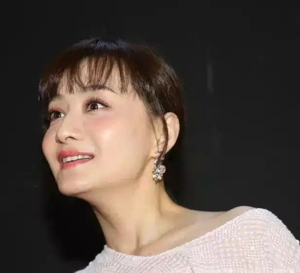 她曾因为被周星驰吹裙子"走光",那一吹成就了她成为万众情人|董骠