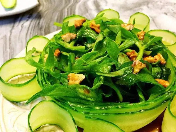 年夜饭快手又出彩的凉菜:坚果油醋汁拌冰草