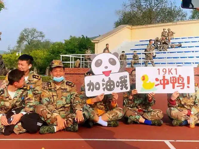 西航er运动会上拉超有趣横幅:院长都说奥利给_标语