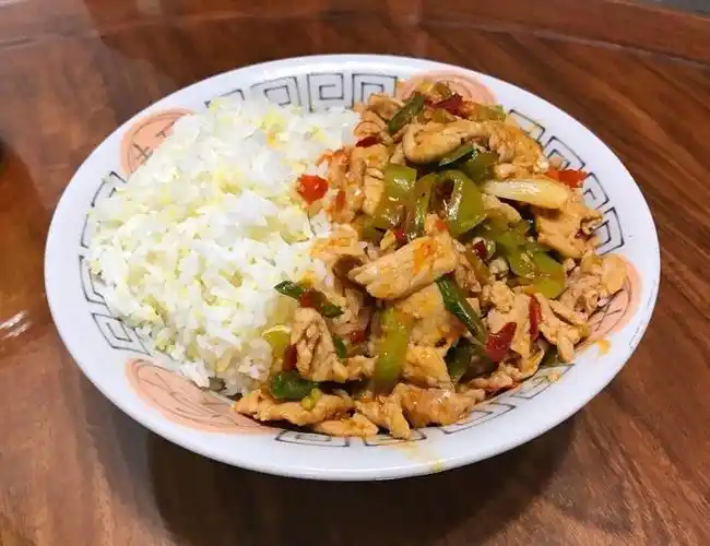 辣椒炒肉盖饭