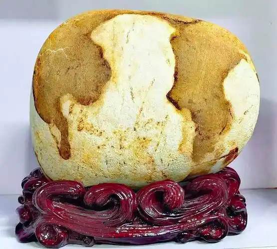 一男子捡到"伟人"头像石,得意洋洋,引众石友围观_贾卫_石头_奇石