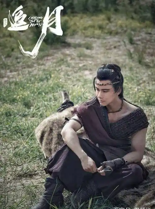 这得益于他练就了一身好身材,妥妥的肌肉男,大块头哥哥一枚,而且流线