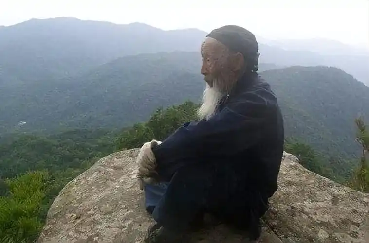 张至顺道长活到103岁,家徒四壁被告贪污,村长:贪污多少我们还